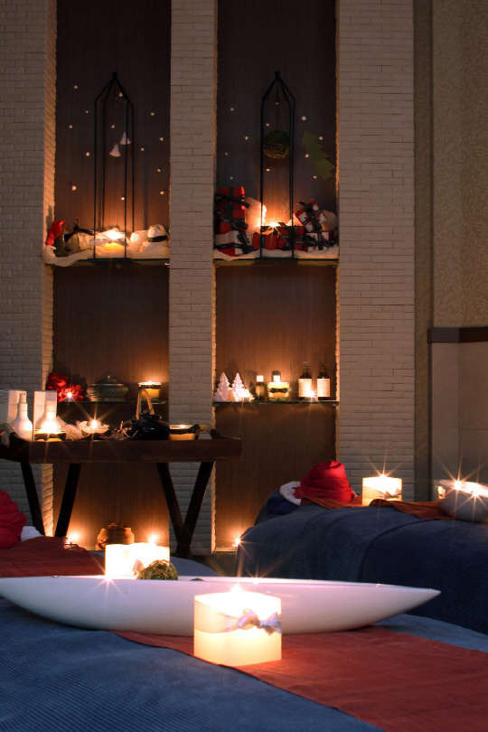 하얏트 리젠시 제주의 아쿠아 뷰 스파가 겨울철 피로를 풀어주는 '캔들 딜라이트 스파 프로그램'(Candle Delight Spa Program)을 2016년 2월 28일까지 운영한다고 22일 밝혔다. 따뜻하고 부드러운 아로마 초의 특성을 이용해 전문 테라피스트가 70분 동안 제공하는 보디 트리트먼트로, 테라피가 끝난 후에는 허브차와 건강 스낵이 서비스되며 심신의 안정을 돕는다. 문의 및 예약 064)735-8471 또는 jeju.regency.hyatt.kr 하얏트 리젠시 제주 제공